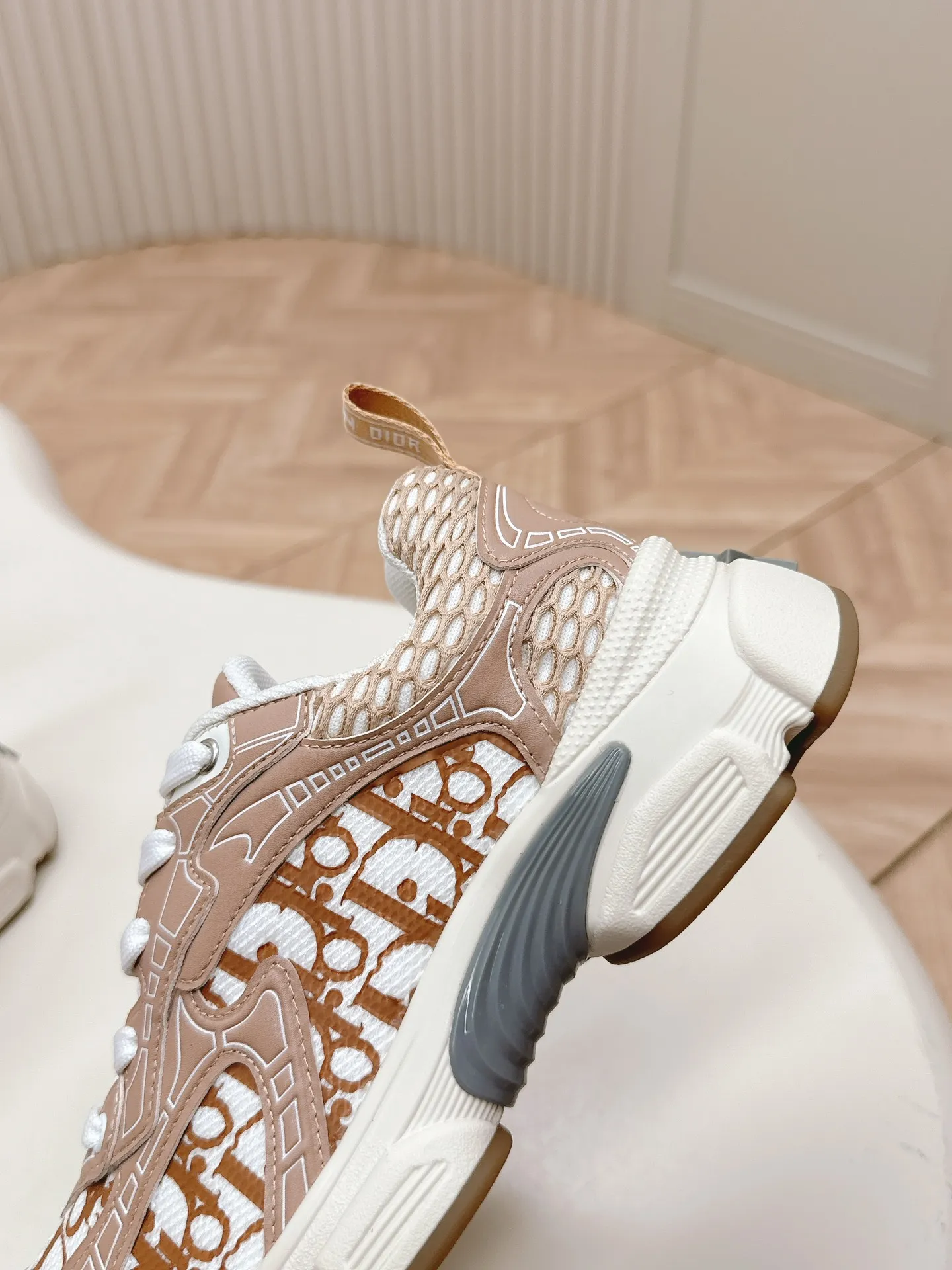 👟👟Ex-factory price 620👟👟 Hot item, star model 2024 main hot item, the newly released Dior Chrono new casual sports shoes, running shoes, dad shoes are really cool, full of futuristic feeling! Really cool! Once again interpreting Dior's concept of cool fashion, the lucky star will bless you with good luck. The new EVA sole is super light and super soft! A perfect replica of the original! Fully matched material and mold! ! 35-40